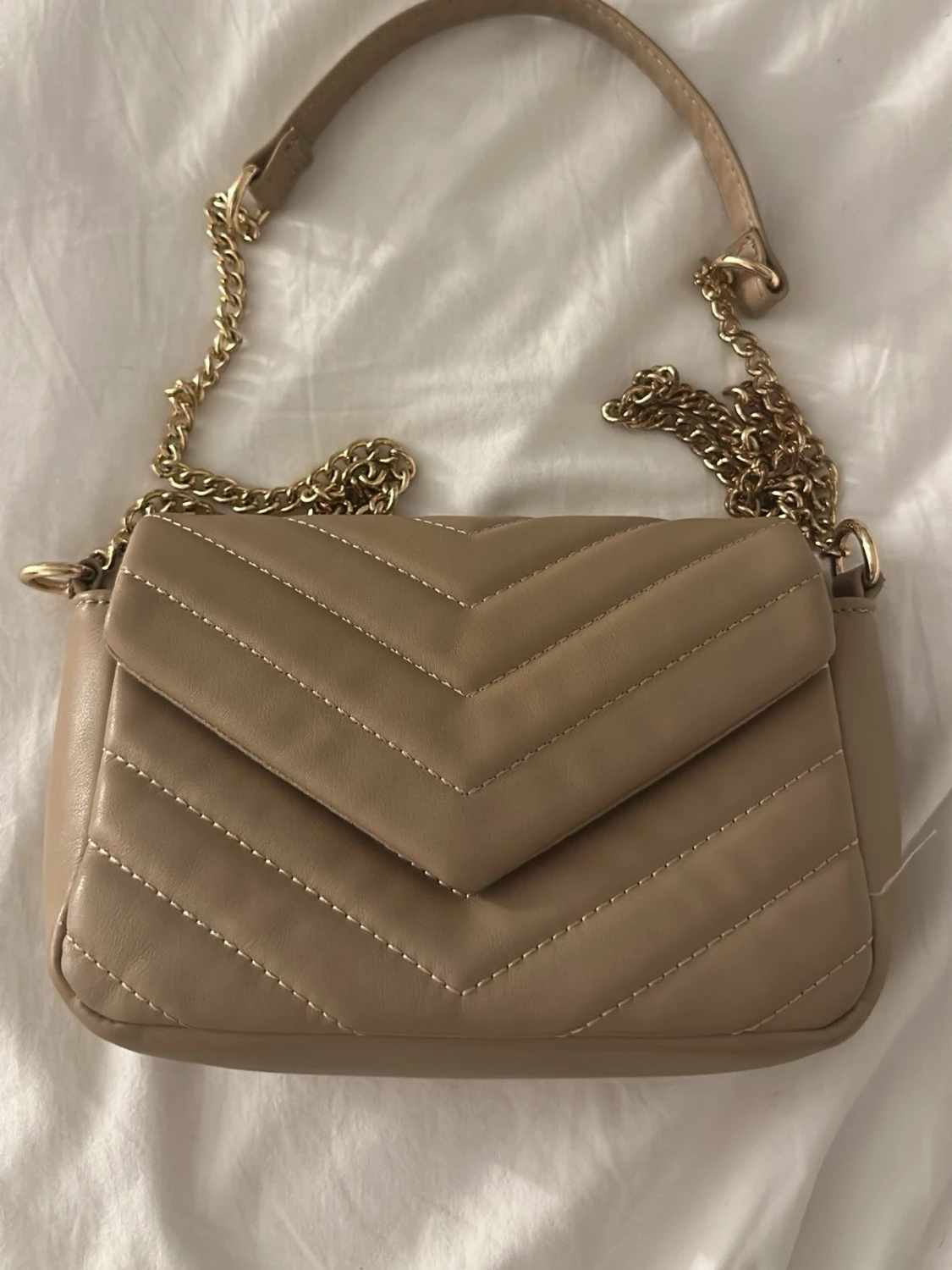 Beige quiltad handväska med kedja