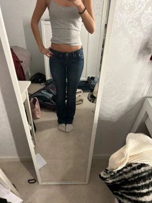 Low waist bootcut jeans  - Low waist bootcut jeans från Hm(gammal modell)🩷Står ej storlek men gissar på Xs!