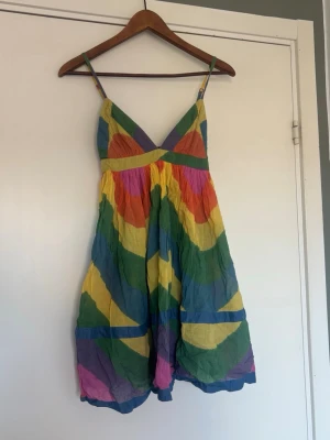 Färgglad klänning från Kate Moss  - Superfin kort klänning från Kate Moss x Topshop. Klänningen har smala axelband, v-ringning och är tillverkad i tunnt material. 