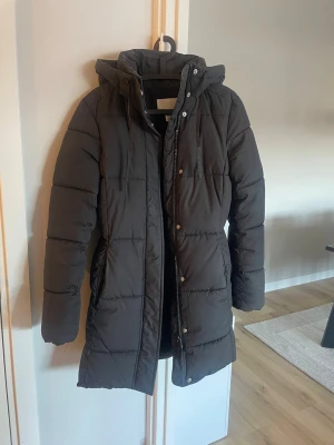 Svart medellång dunjacka  - En svart medellång jacka. Lite figursydd🌟