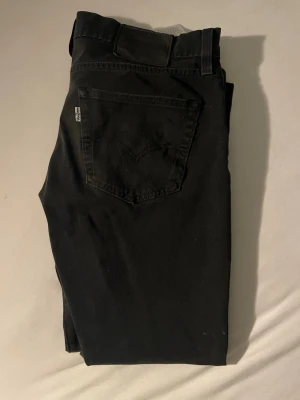 Svarta Levi's jeans raka ben - Säljer ett par tvärfeta svarta jeans från Levi's med klassisk femficksmodell. Perfekta till en avslappnad stil och funkar året runt. Nypris 900 säljer för 249😁. Priset är ej hugget i sten och hör av er om ni har några frågor.
