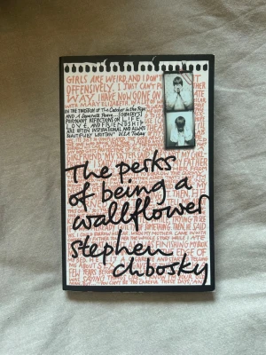 THE PERKS OF BEING A WALLFLOWER - Jätte bra book verkligen,säljer pågrund av att jag behöver pengar,inge defekter nästan sprillans ny