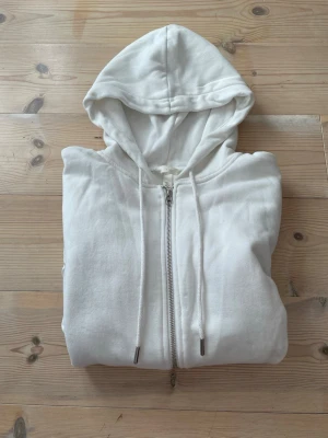 Vit hoodie med dragkedja  - En skitsnygg vit hoodie som jag aldrig har haft använt för. Jättefint att använda till vardagen.🥂Pris går att diskutera!🥰