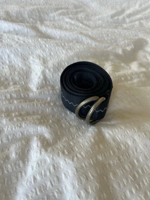 Svart tygbälte från Pelle P - Snyggt svart tygbälte från Pelle P.