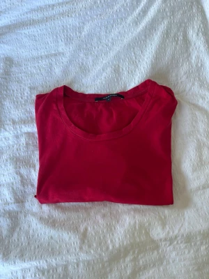 Röd basic t-shirt från Tiger of Sweden - En enkel röd t-shirt från H&M från Tiger of Sweden