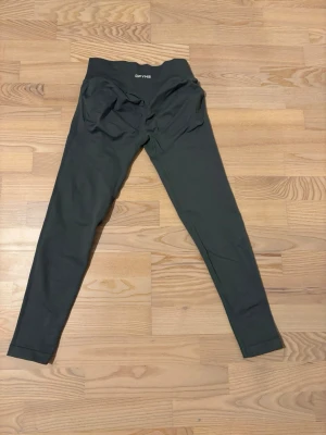 Gröna impact-Leggings från DFYNE - Impact-Leggings från DFYNE, färg pistachio, storlek M🙌Har bara använt ett få tal gånger så borde vara i hyfsat bra skick ändå!