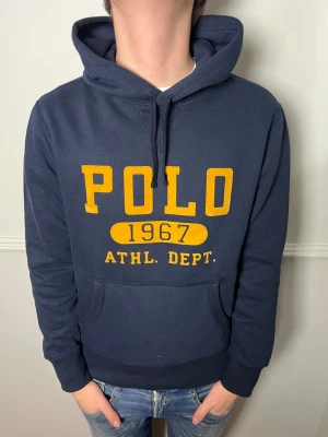RAPLH LAUREN HOODIE  - Snygg hoodie från Ralph lauren | Strl: S | Väldigt fint skick | Hör av dig vid intresse eller om du undrar någonting! 