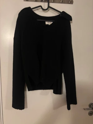 Svart stickad tröja med krage - Säljer en svart stickad tröja med lång ärm och avslappnad passform. Tröjan har mjukt material som inte sticks. Superfin lite mer uppklädd stickad tröja, använd fåtal gånger.