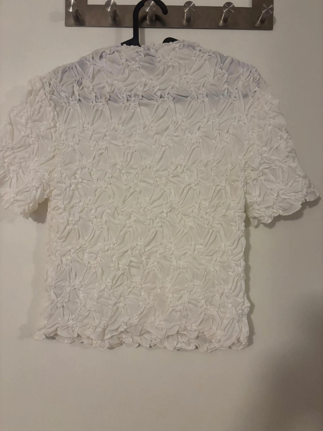 Vit blus med 3D-blommönster - 1