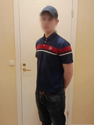 Blå polo från Sergio Tacchini - Här har vi yttligare en stilren klassiker från Sergio Taccini. Med sin stilrena design och sköna material passar denna polo både till vardags och på tennisbanan, eller kanske på nästa krogrunda? Den är helt ny och knappar medföljer!     Storlek=M/S