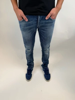 Dondup Jeans - Dondup Jeans! Trendigaste jeansen på marknaden.  Ny pris= 4000 kr Säljs för= 999 kr (Modellen har original slitningar från fabrik vilket är väldigt eftertraktat och populärt)
