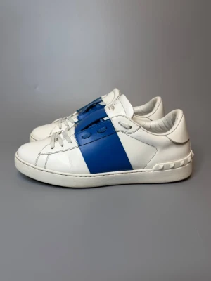 Valentino Skor - ‼️VI TAR INGA BYTEN‼️Valentino ”open” Sneakers | Skick: 8/10 | Storlek 41.5 fits 42-42.5 | ingår skolåda & kort vid köp | Frakt sker inom 24 timmar efter köp 📦💨 | Hör av dig vid minsta fråga eller fundering 💭