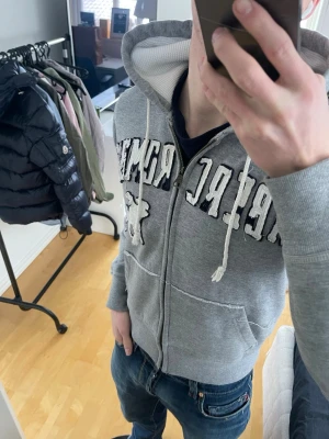 Grå hoodie från Abercrombie & Fitch - Säljer nu denna sjukt snygga vintage 2000s Abercrombie & fitch zip hoodie😊Säljs ej längre i butik och är därav mycket eftertraktad 🙌 Storlek L på etiketten men den passar XS perfekt!🤩Otroligt fin passform och är både varm och bekväm! Skriv vid funderingar 📲