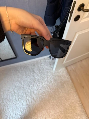 Solglasögon från NA-KD - Svarta solglasögon från NA-KD, aldrig använda! 