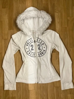 Vit hoodie med päls från Hollister - #Faux #Fur #ZipUp #y2kcore #00s #2000 #y2k #Hollister #Abercrombie&Fitch #päls #fakepäls 
