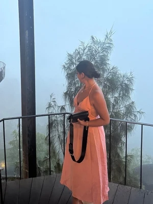 Ljusrosa sommarklänning med v-ringning - Ljusrosa klänning med v-ringning och omlottdetalj. Klänningen är ärmlös och har en luftig, lång form som passar perfekt för varma dagar. Materialet är linne, vilket ger en skön och avslappnad känsla. Det går att knyta vid halsen/bysten precis som man önskar. Nypris: 359kr. Bilderna är från Bali där det är som varmast, men otroligt luftig och skön klänning. Använd enbart vid 4 tillfällen. 