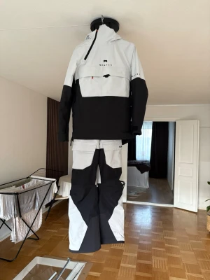 Montec skidställ. - Snygg vindjacka från Montec i svart och grått med dragkedja vid kragen och stor ficka framtill. Endast envönd 2 weekends. Nypris per del 2599 alltså 5200kr tillsammans. Jackan är från kollektionen Dune och byxorna är från kollektionen Fawk