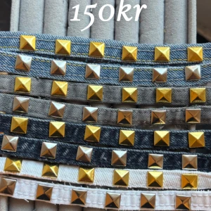 Armband  - Man sätter på den med metall knapp 