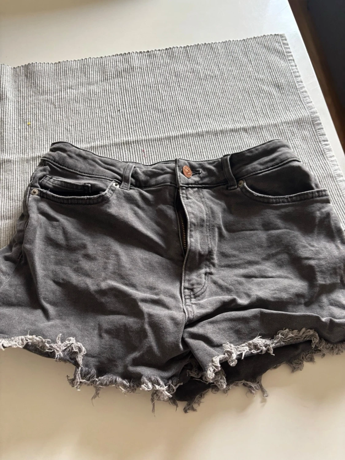Gråa jeansshorts från H&M Divided