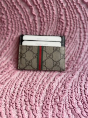 korthållare - Perfekt accessoar för dig som gillar lyxiga detaljer och ikonisk stil.