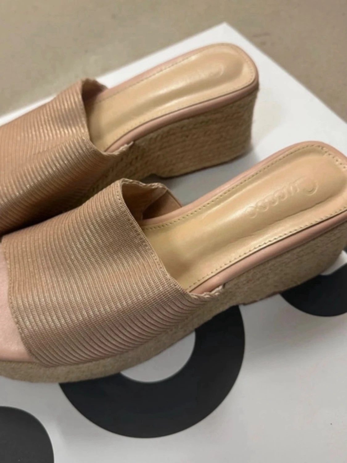 Beiga kilklackade sandaler