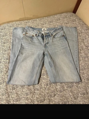 Ljusblå raka jeans Lager 157 - Ljusblå raka jeans från Lager 157 med klassisk femficksmodell och knappgylf. Jeansen har en avslappnad passform och är tillverkade i slitstark denim.