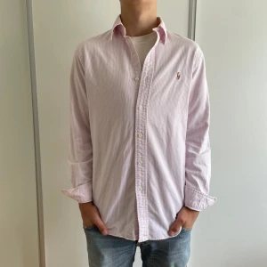   Ralph Lauren skjorta  - Ralph lauren skjorta rosa/vit randig Nypris 1200 mitt pris 550 priset är ej hugget i sten vid frågor eller funderingar är det bara att skriva! Bilderna är från förgående säljare