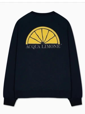 Mörkblå sweatshirt Acqua Limone - Snygg mörkblå sweatshirt från Acqua Limone med stort gult citrontryck och logga på ryggen samt logga framtill. Använd någon enstaka gång, tyvärr för liten❤️nypris = 1099kr💞