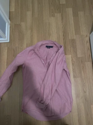 Ralp lauren skjorta  - Tjena, säljer nu min rikligt fina rosa Ralp lauren skjorta den är mycket bra skick förut lite defekter (se sista bilderna) men de är inget man tänker på bara att höra av sej vid minsta lilla fråga 🙌🙌