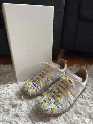 Maison Margiela Gats - Säljer mina Maison Margiela paint splatter gats | Storlek 40 | Köpta för 5499 | Bra skick | Online kvitto finns | Allt OG medföljer | NFC tag funkar