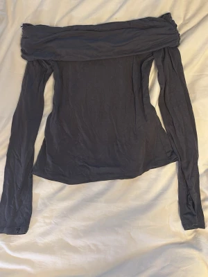 Grå offshoulder topp - Grå offshoulder med skönt material. Använd en gång 