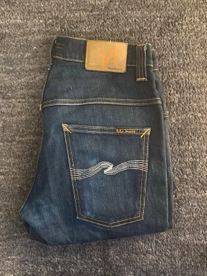 Nudie Jeans - Nudie ”Thin Finn, Organic Dry Ecru Embo” Jeans |Storlek: W31 L32, skriv för mått! | Passform: Slim fit | Pris: 599 kr | Priset är ej hugget i sten! Hör av er vid frågor och funderingar! 