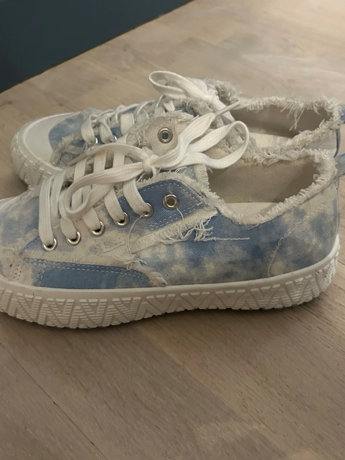 Blå tie-dye sneakers med fransade kanter - 1