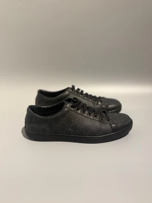 Gucci monogram skor  - Size 42 skick 7/10 lite heel drag och en liten skrapa .