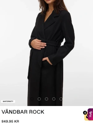 Svart lång kappa  - Knappt använd, jättefin svart lång kappa från Vero Moda💕