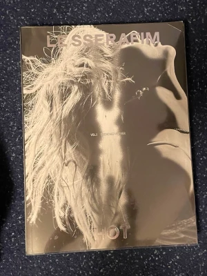 Lesserafim HOT album - Säljer Lesserafims album HOT med allt förutom fotokort inkluderat. CD-skiva, posters, klistermärken, postcard, muggunderlägg och fotobok