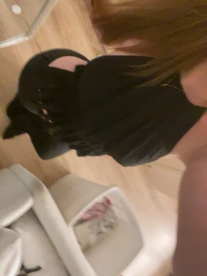 Svart omlottopp med snörning - Snygg svart omlottopp med öppen rygg och snörning i midjan. Toppen är ärmlös och har en croppad passform som ger en trendig look. Perfekt för dig som vill sticka ut med en cool och modern stil. (Tror den är från zara men är osäker för köpt på vinted!)