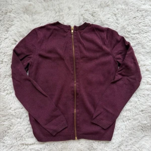 Vinröd glittrig tröja med dragkedja - Supersöt med guldig dragkedja längs hela ryggen ⭐️stickad med lite glittrig tråd. Mer åt det lika hållet, säljer pga att jag inte använder 