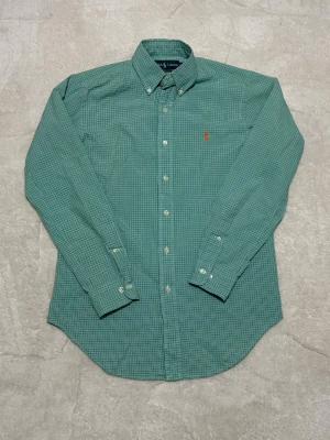 Ralph lauren skjorta - Grön Ralph skjorta / passar perfekt runt axlar och armar