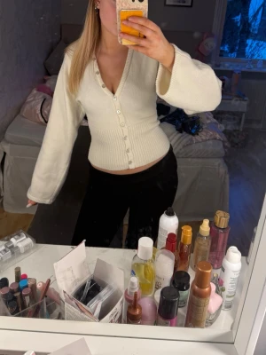 Gina tricot stickad tröja - Populär vit stickad tröja från Gina. Ändast testad. Storlek XS