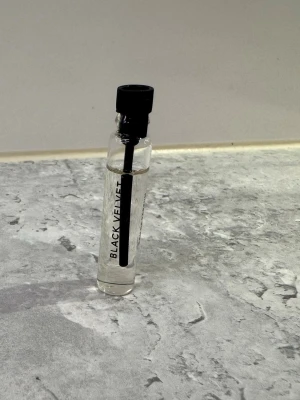 Essnce - Black velvet - Essnce - Black velvet, köpt nyligen och endast provad en gång 