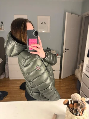 Colmar jacka - Så fin grön färg, är helt som ny och har inga tecken på användning💞 köpte för 4200