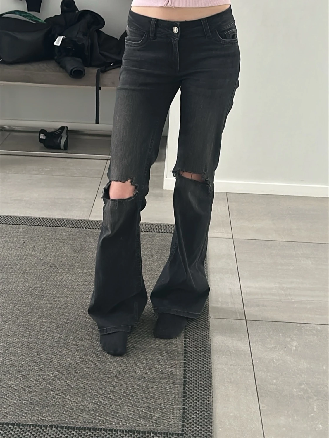 Svarta slitna bootcut jeans