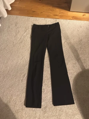 Svarta kostymbyxor från Bik bok  - Snygga svarta kostymbyxor med klassisk rak passform och pressveck, storlek 36! 