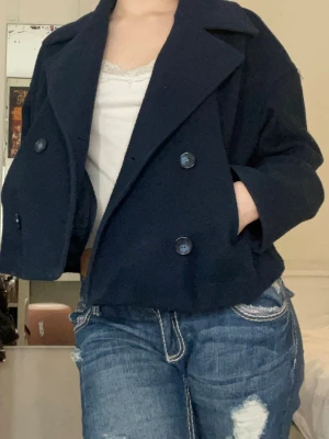 Mörkblå kappa  - Säljer en vår jacka från stradivarius storlek S