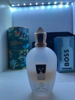 Xerjoff Naxos parfym 100ml - Mängd enligt bild, kan sälja samples eller byta parfym. Kom om du har minsta lilla fråga! Checka gärna in min profil för kläder och parfym!📦