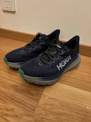 Hoka challanger atr  - Hej, säljer mina hoka challanger atr som endast är använda ett fåtal gånger. Storlek 40,5. Fraktar alltid samma dag!