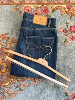 Brunello Cucinelli jeans FW25 - Helt nya Brunello Cucinelli jeans, aldrig använda. Tags, extra knappar och galge medföljer. Storlek 46 men passar större också. Mått kan skickas på begäran. Ligger ute på webbplatsen för €840
