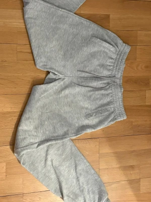 Gråa mjukisbyxor - Gråa mjukisbyxor i helt nytt skick✅🔥🍾.      Använd för alla möjliga tillfällen för maximal komfort 🍾🔥🤙🏼.                     Storlek: Cirka 158-170cm                                    Pris kan diskuteras.                                     Även Unisex🔥🍾🤙🏼
