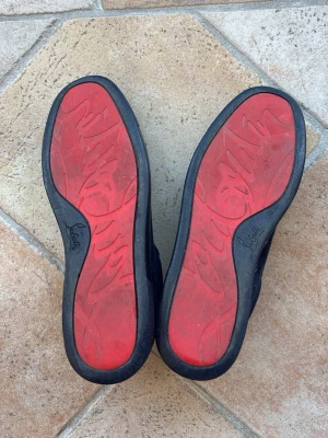 Christian Louboutin svarta sneakers 42 - Har använt dessa sedan dem var prillans nya, använt dem varsamt.